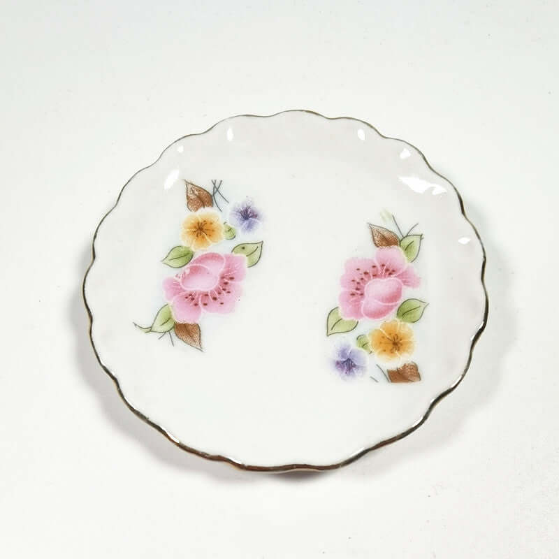 Miniature Kitchen Accessories ceramic plate with floral design, 5-6cm size, minimalist style for dollhouses.