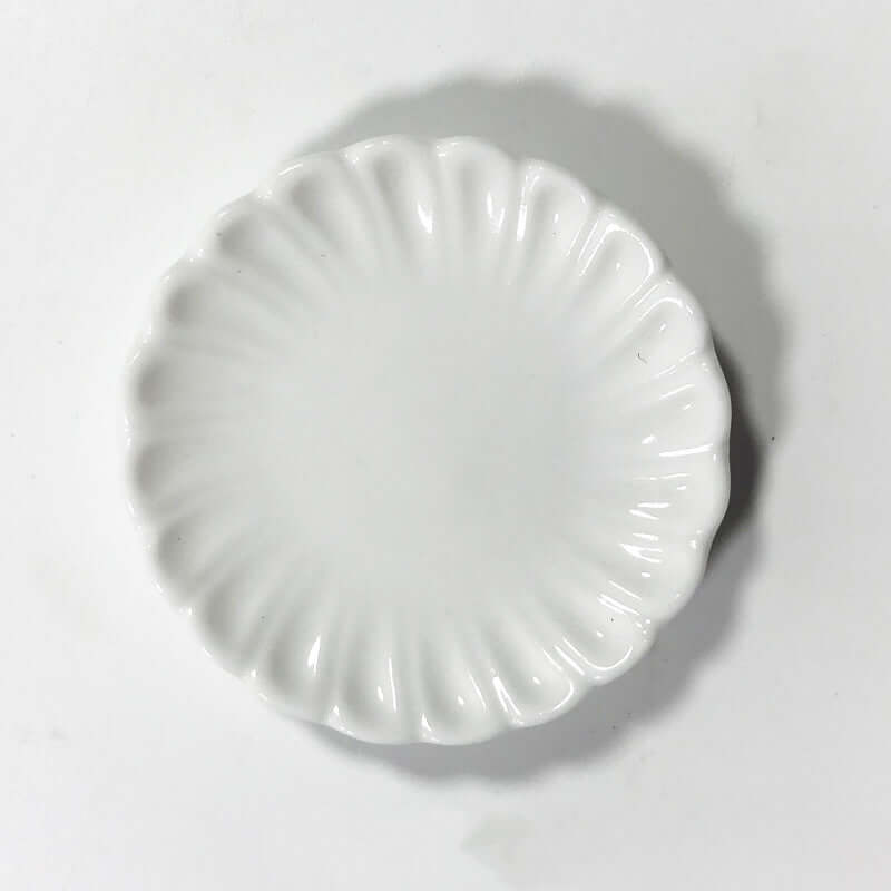 Miniature ceramic kitchen accessories white plate with scalloped edges, stylish minimalist design, size about 5-6cm.